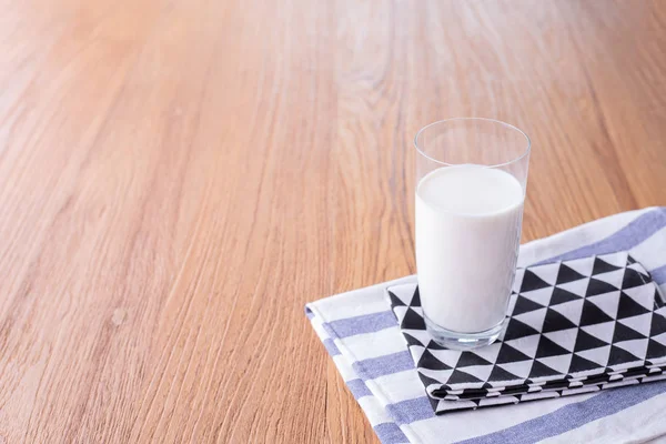 Bord Trä Med Glas Mjölk Kopia Utrymme — Stockfoto