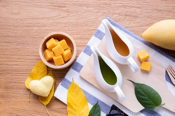 Wood Table Cup Fruit Juice Sliced Mangoes Copy Space — Stock Photo, Image