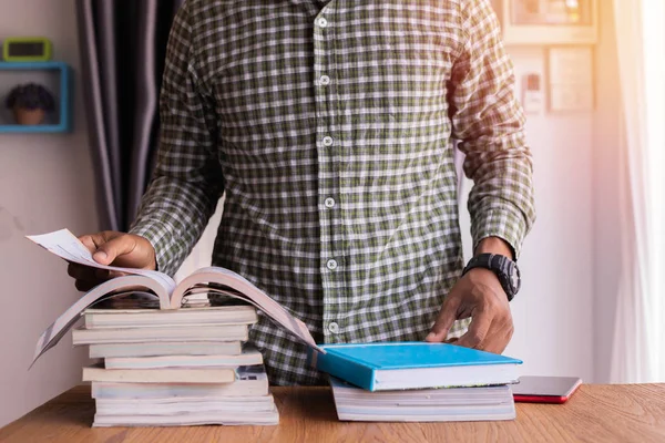 Table de bureau avec homme d'affaires ouvrir un livre, lire un livre . — Photo