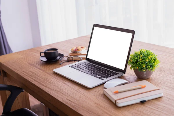 Дерев'яний офісний стіл з порожнім екраном на ноутбуці вдома, копіювати пробіл — стокове фото