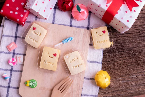 Beautiful sweet dessert and gift box on wood table. — Stock Photo, Image