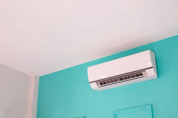 Moderní klimatizace na modré stěně v ložnici doma, nikdo. — Stock fotografie