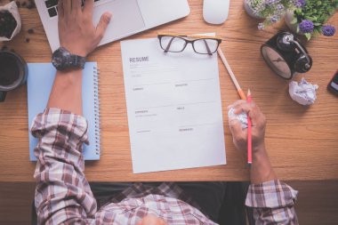 Bir özgeçmiş formu dolduran işadamı ile Ofis masası, bir iş bulmak, 