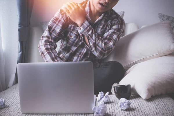 Zakenman met pijn in de schouder. — Stockfoto