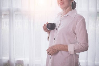 beyaz perde pencere metin kahve içme asyalı yaşlı kadın