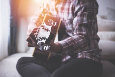 yatakta gitar çalan şarkıcı, rekreasyon kavramı.