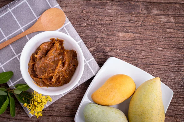 Wood kitchen table with dried mango paste. — Stock Photo, Image