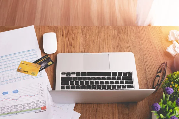 Wood table with mock up credit card and paperwork. — Stock Photo, Image