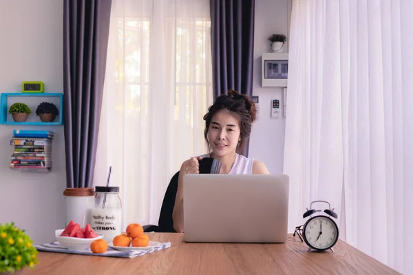 Keuken tafel met jonge Aziatische vrouw drinken koffie. — Stockfoto