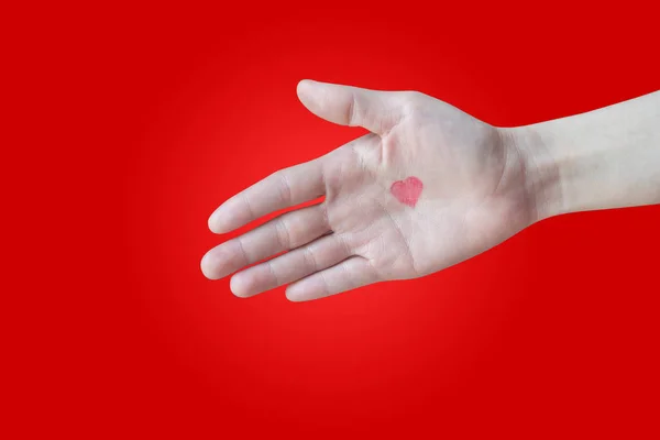 Mänsklig hand handskakning med rött hjärta form tecken på isolerade — Stockfoto