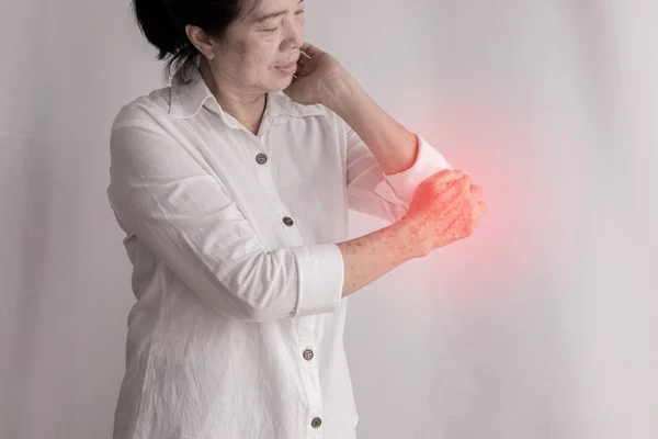 Asiática idosa que sofre de reumatismo articular crônico . — Fotografia de Stock