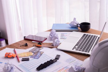 dizüstü bilgisayar ve evrak ile ahşap ofis masası, latte kahve fincanı, c