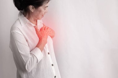 izole beyaz backgrou göğüs ağrısı olan asyalı yaşlı kadın