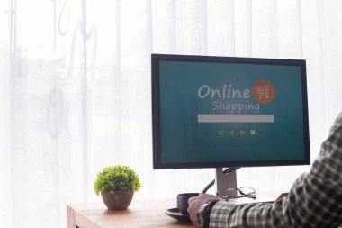sanal online alışveriş websi kullanarak işadamı ile ofis masası