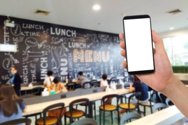 akıllı telefon, mobil metin için boş ekran tutan işadamı,