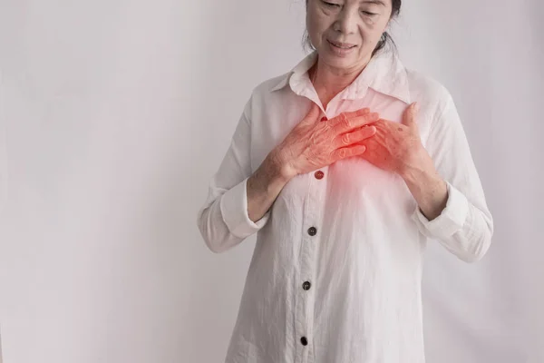 Asiático anciano mujer having pecho dolor en aislado blanco backgrou —  Fotos de Stock