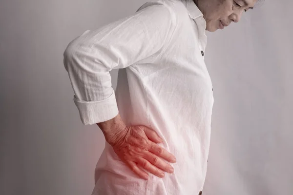 Asian elderly woman having waist pain. — Stock Photo, Image