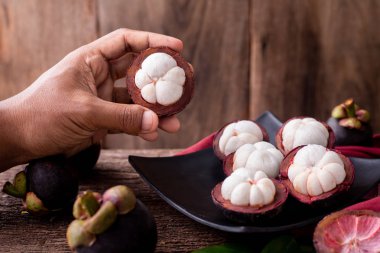 el dilimlenmiş mangosten meyve tutun.