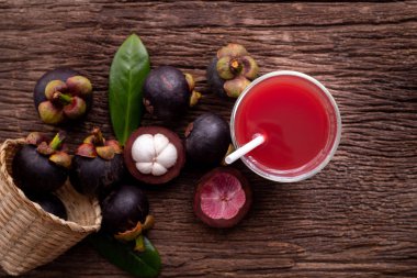 taze mangosten suyu, üst görünüm bir bardak mutfak masası.