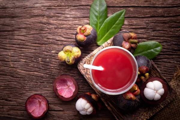 Tavolo da cucina con bicchiere di succo di mangostano fresco, vista dall'alto . — Foto Stock