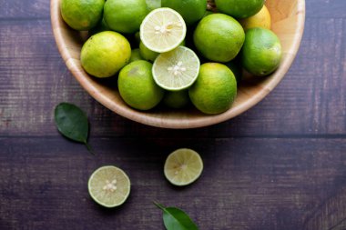 ahşap plaka üzerinde taze limon ile mutfak masası.