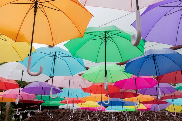 Kolorowy podnieść parasol, dekoracyjne na zewnątrz. — Zdjęcie stockowe