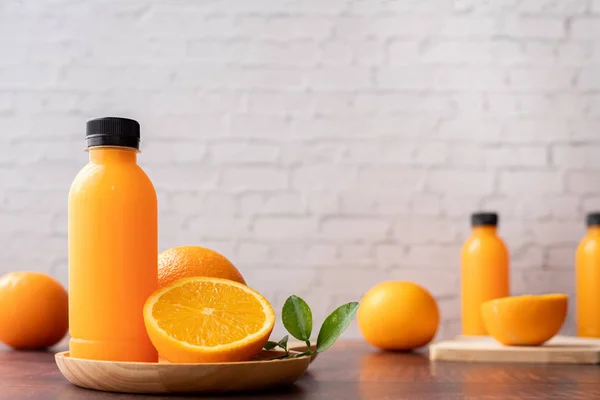 Botella de jugo de naranja recién exprimido, sin azúcar añadido . — Foto de Stock