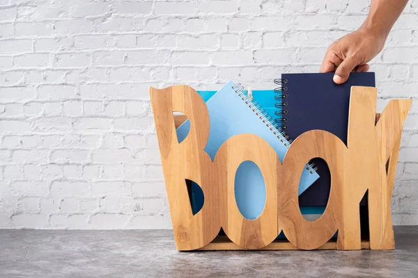 öğrenci el seçimi ve br ahşap kutudan kitap kapalı toplama