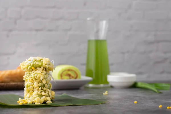 Mung bean rice-crepe with traditional thai sweet dessert. — Stock Photo, Image