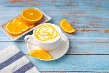portakal ve dilimlenmiş portakal meyve ile taze süt.