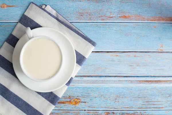 Tasse Milch auf dem Küchentisch. — Stockfoto