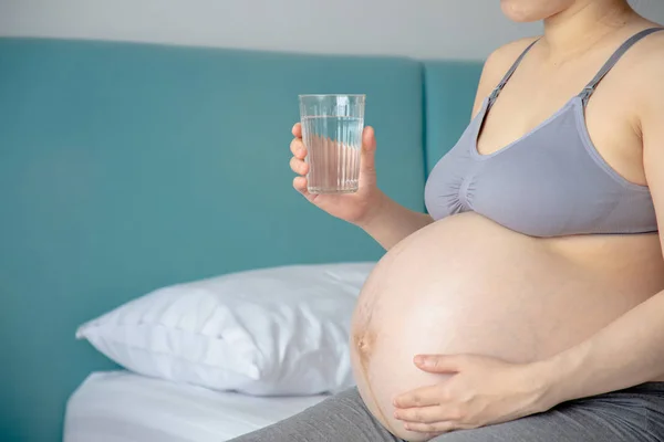 Young pregnant woman drinking water. — Stock Photo, Image