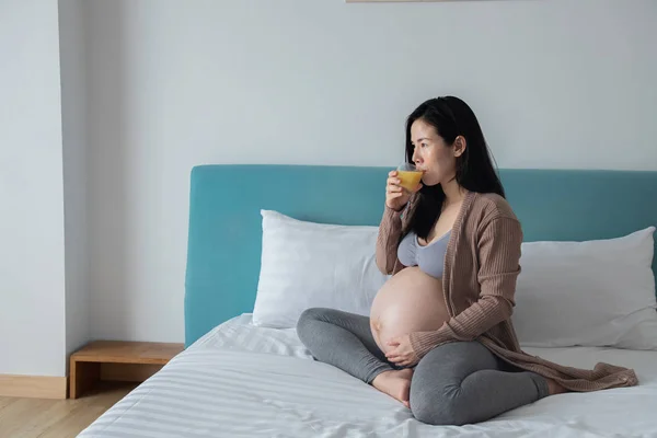 Pregnancy, motherhood and expectation concept - happy asian preg — Stock Photo, Image