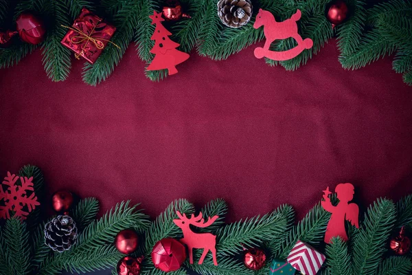 Copiar espaço na textura de tecido vermelho e fundo quadro de Natal — Fotografia de Stock