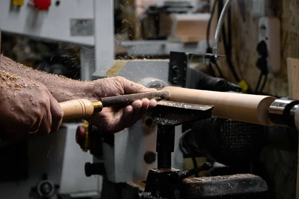 Homem Avental Trabalho Trabalha Num Torno Madeira Mãos Seguram Cinzel — Fotografia de Stock