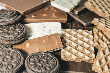 Çukulata yığını, yuvarlak. Hepsi kakao serpilmiş. Dünya Çikolata Günü.