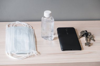 Onsuz evden çıkamayacağınız şeyler. Tıbbi maske ve el dezenfektanı koridordaki masada. Hijyen koronası virüs koruması. Coronavirus önleme.