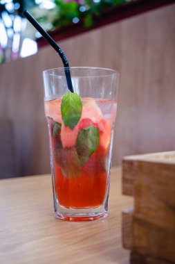 Buzlu, greyfurtlu, uzun bardakta çilekli ve pipetli yaz ferahlatıcı bir içecek. sağlıklı limonata.