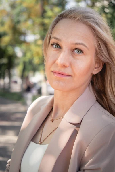 Portrait Une Femme Affaires Prospère Aux Cheveux Longs Blonds Dans — Photo