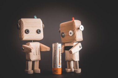 Akülü ahşap robot, atık geri dönüşümü konsepti, çevresel koruma, pil geri dönüşümü. Doğa teknolojiye karşı