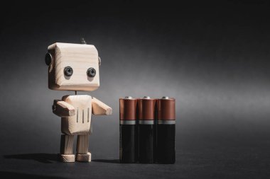 Akülü ahşap robot, atık geri dönüşümü konsepti, çevresel koruma, pil geri dönüşümü. Doğa teknolojiye karşı