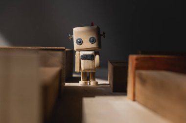 Tahta bloklardan oluşan labirentte küçük tahta bir robot. yol seçim konsepti