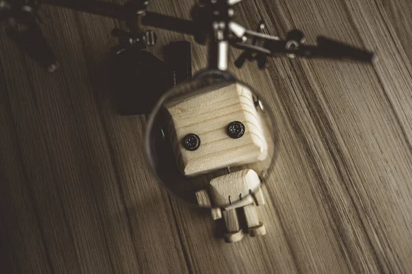 Деревянный Робот Андроид Лежит Столе Лупой Третья Рука Ученого Лупой — стоковое фото