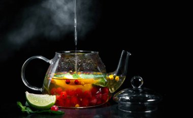 Çay seremonisi. Doğal böğürtlenlerden ve nane şekerinden yüksek kaliteli çay yapmak. Dokunulmazlığın korunmasına yardımcı olur