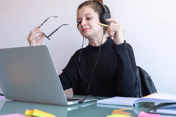 사무실에 랩탑으로 비디오 통화를 여자는 회사의 상황을 염려하였다 비디오 — 스톡 사진
