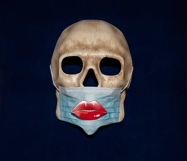 在病毒传播的情况下 戴着防护医疗面罩的人头面具 — 图库照片