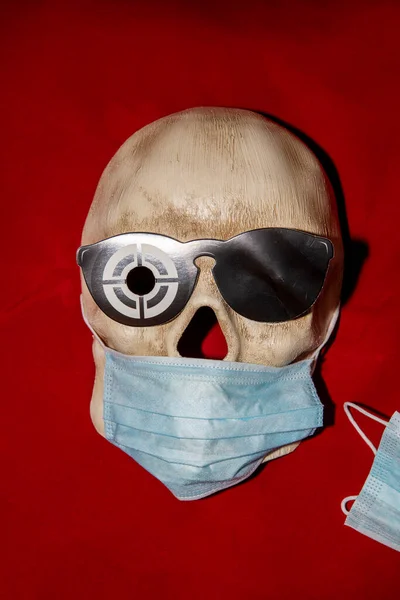 Maska Ludzkiej Czaszki Ochronnej Masce Medycznej Warunkach Rozprzestrzeniania Się Wirusa — Zdjęcie stockowe