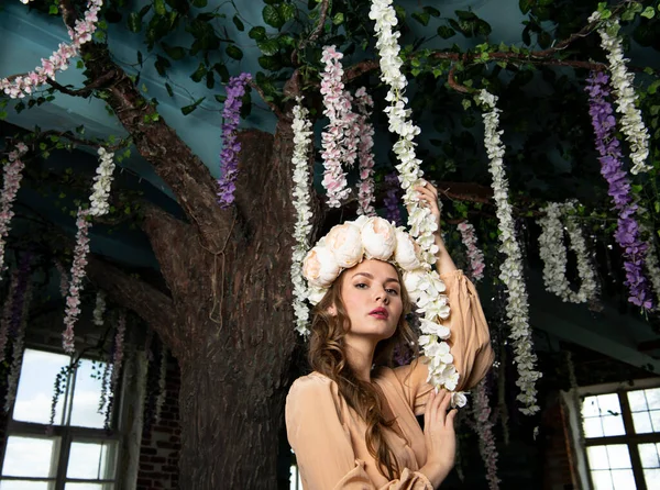 Muchacha Primavera Vestido Beige Una Corona Floral Cabeza Posando Sobre — Foto de Stock