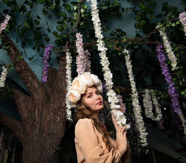 Muchacha Primavera Vestido Beige Una Corona Floral Cabeza Posando Sobre — Foto de Stock