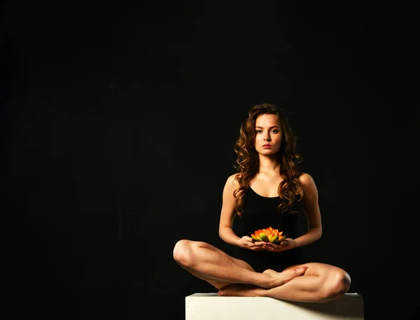 Lány Fekete Lótusz Pozícióban Meditál Lótusz Kezében — Stock Fotó